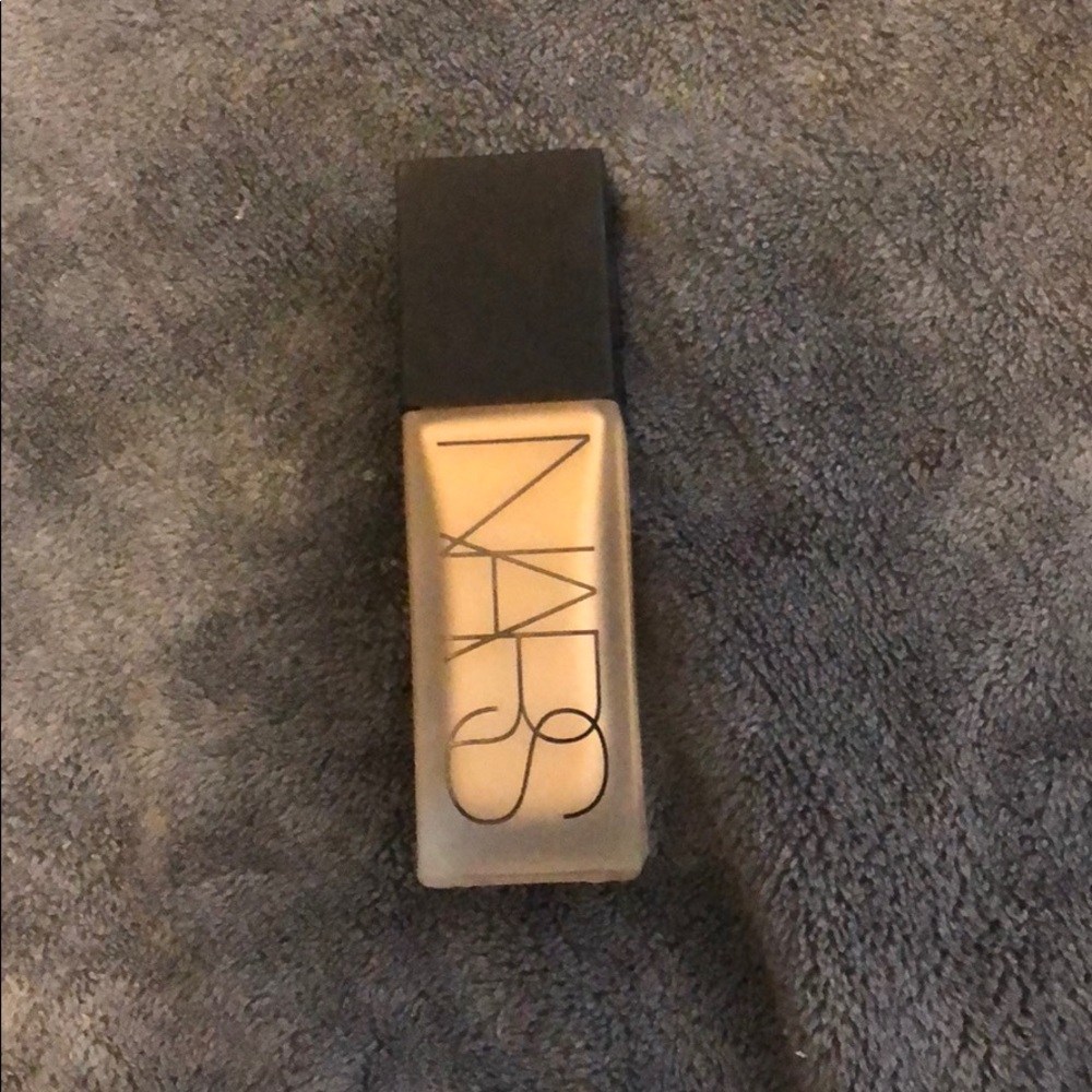 NARS luminous weightless foundation (Stromboli)